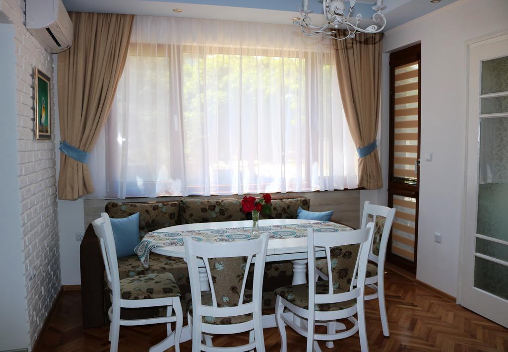Central Varna Apartment - Lets4Holiday エクステリア 写真