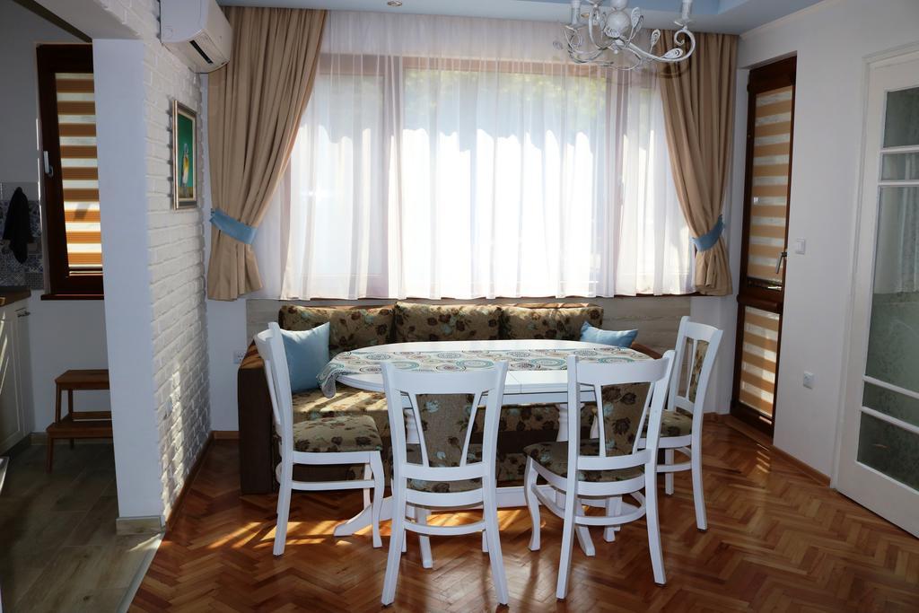 Central Varna Apartment - Lets4Holiday エクステリア 写真