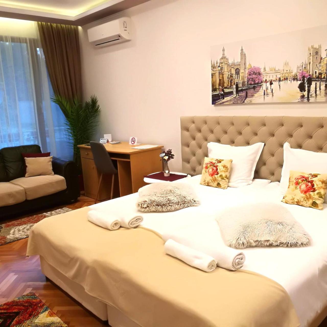 Central Varna Apartment - Lets4Holiday エクステリア 写真