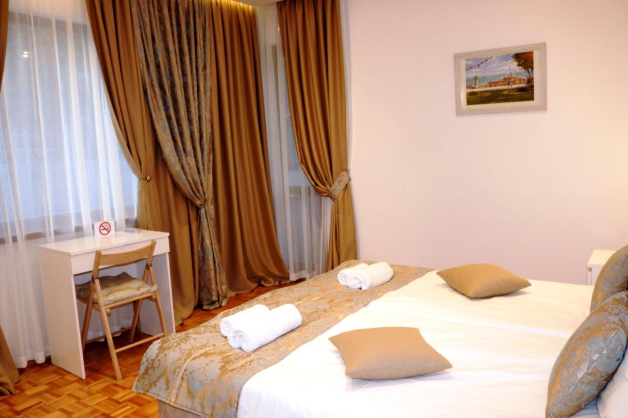 Central Varna Apartment - Lets4Holiday エクステリア 写真